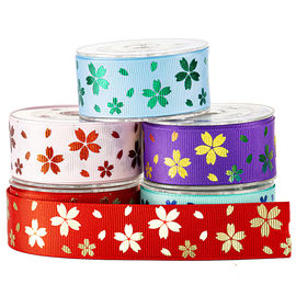 赤い注文のGrosgrainのギフト用の箱の包装のためのリボンによって印刷される金の花